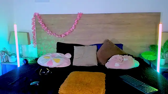 LaraRous Live Web Cam Show