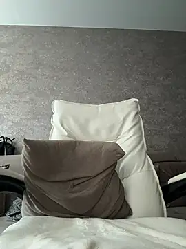 LillySquirtShot live sex cam