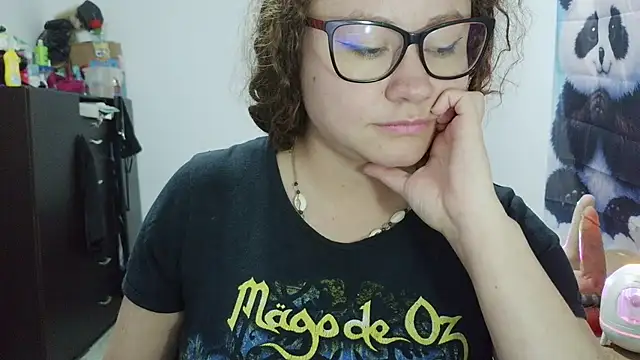 curly_greeneyed webcam