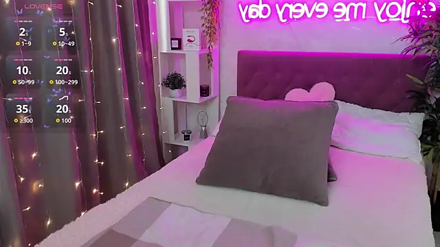 FeralPeach webcam