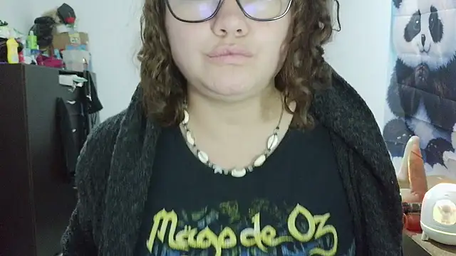 curly_greeneyed webcam