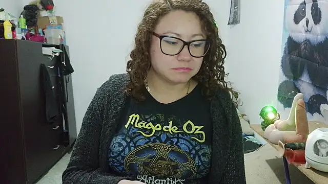 curly_greeneyed webcam