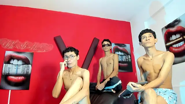 PRETTY_LOVERS1 live cam on StripChat