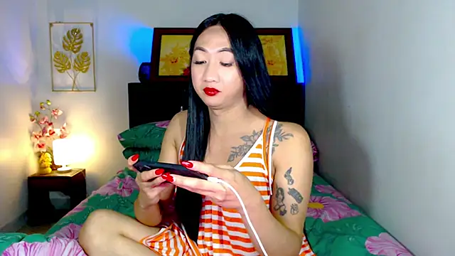 LovelyQueen69 webcam