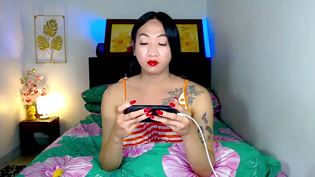 LovelyQueen69 webcam