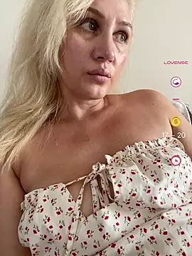 YourBlondee webcam