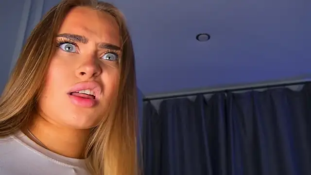 MonicaWestt webcam