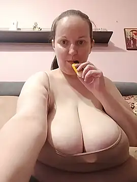 BustyLadyAlma webcam