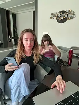 Nura_n_Sarah webcam