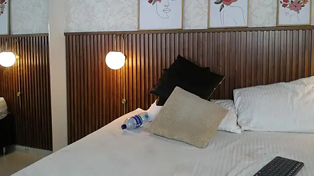 Ariana_Wayne webcam