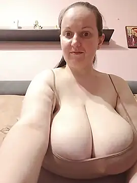 BustyLadyAlma webcam