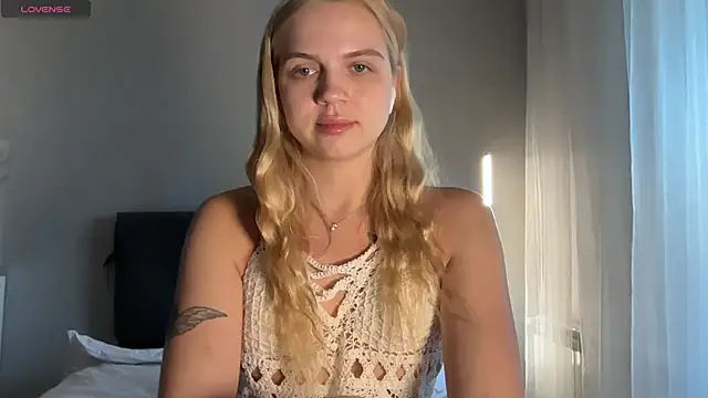 AlexaDeviliciouss webcam