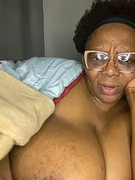 BoobsQueeen webcam
