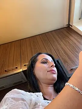 Hotmomcheckk_ webcam