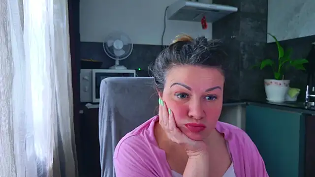 MishaMILF webcam