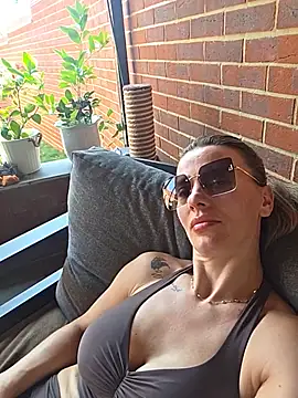 QuenMonicaUK webcam