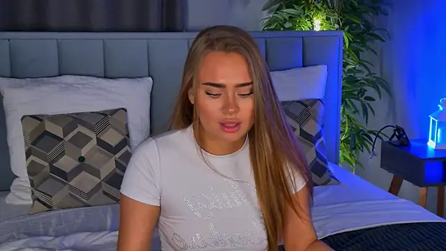 MonicaWestt webcam