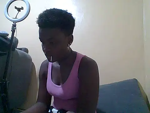 Pretty-Leaa webcam