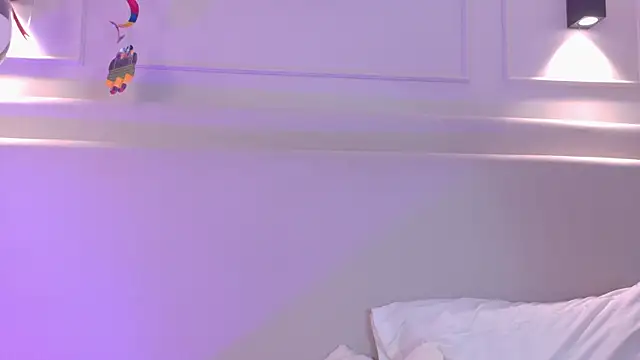 NaomiKlarc webcam