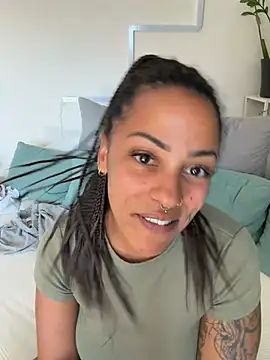 SweetPetiteNoir webcam