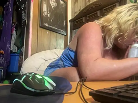 TrashleyRosebud webcam
