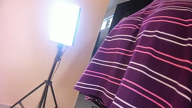 ale_cam (F young) - dance with oil
