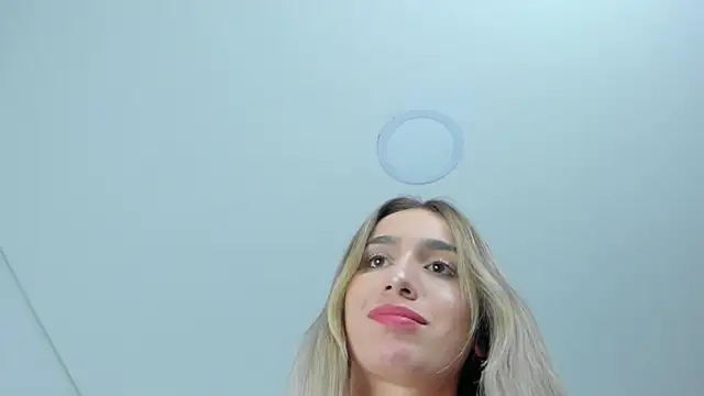 im_sarah34 live cam on StripChat