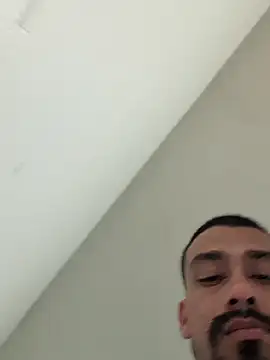 Cnutt310 live cam on StripChat