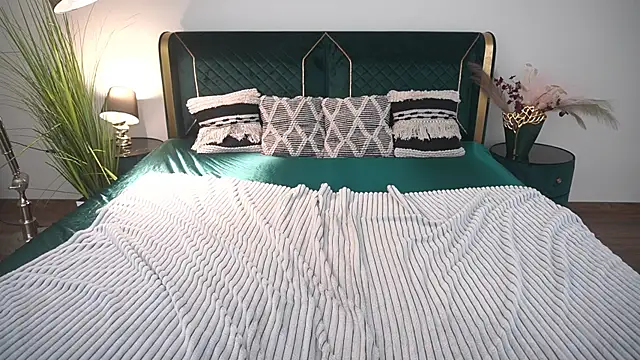 MikaFoxy webcam
