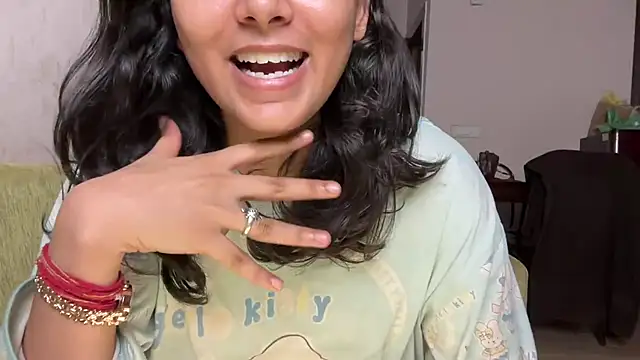 naira_fit (F young) - boobs show