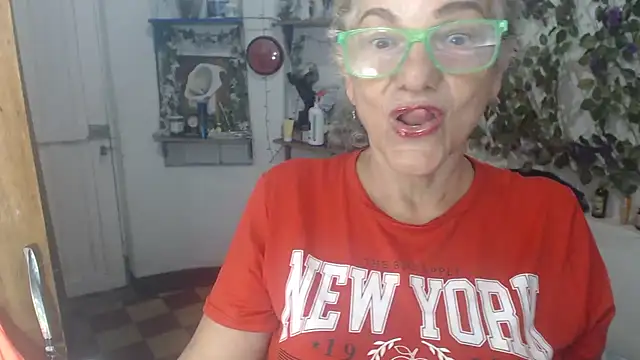 FunnyGrandma live cam on StripChat