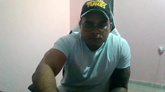 SaucyAffair0 webcam