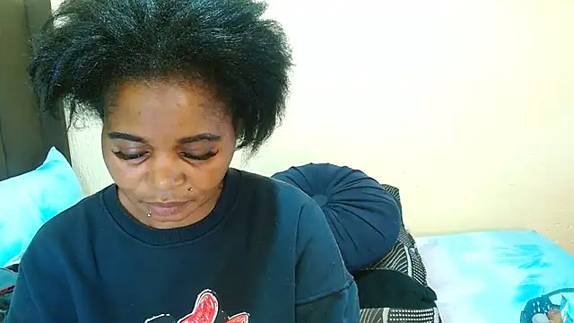 NaughtyLuux12 webcam