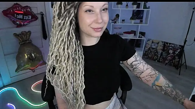 HoneySallyMoore live cam on StripChat