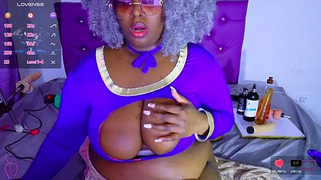 ebony_NeighborMoans webcam