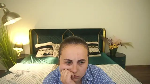 MikaFoxy webcam