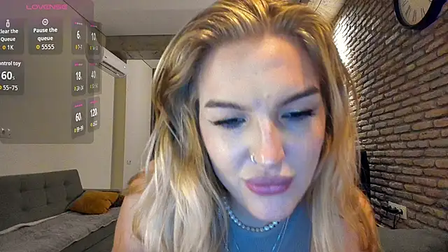 fifteenpoem live cam on StripChat