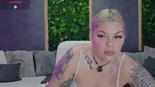 Issa_Jo webcam
