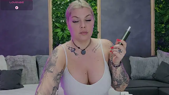 Issa_Jo webcam
