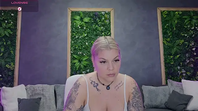 Issa_Jo webcam