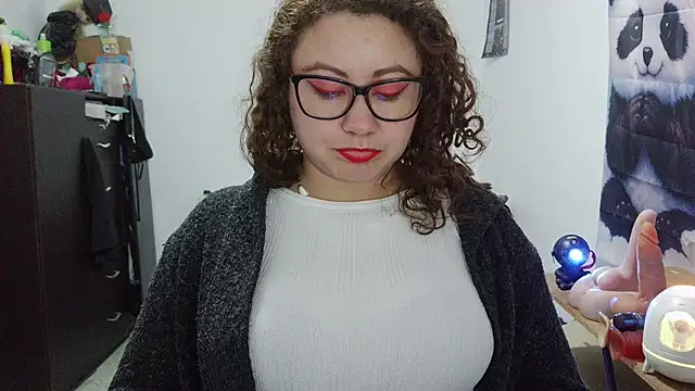curly_greeneyed