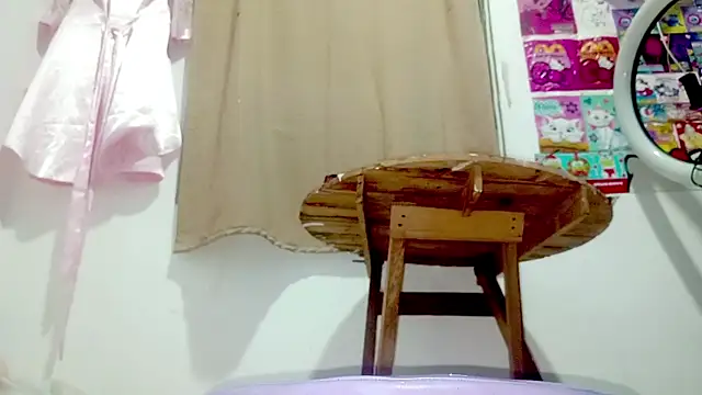 PetiteIvoryQueen19 webcam