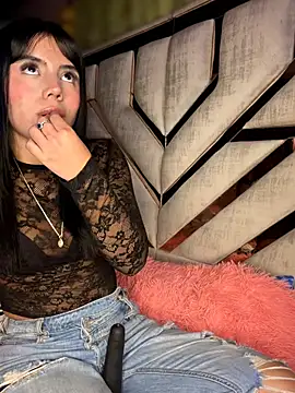 Laura-Khalifa webcam