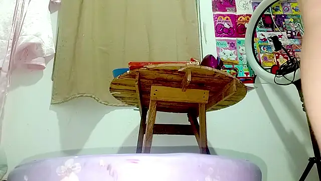 PetiteIvoryQueen19 webcam