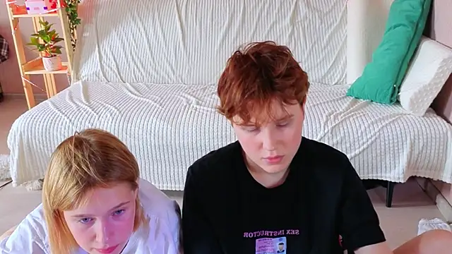 two_gerls_here webcam