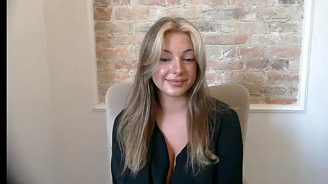 LilyBlondee webcam