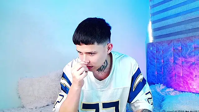 _justinmoon2 live cam on StripChat