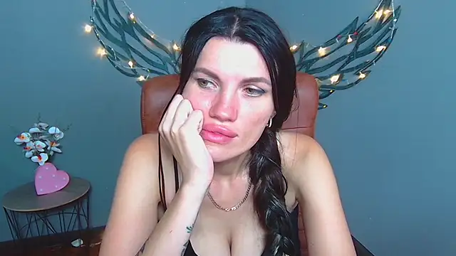 MilaLoona webcam