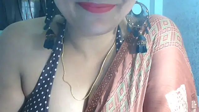 SimmiQueen_77 webcam