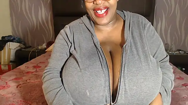 BoobsQueen46K webcam